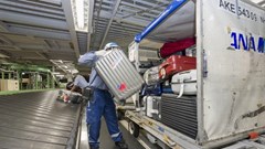 Nhật Bản đưa robot bốc xếp hành lý tại sân bay