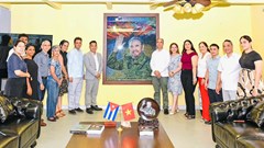 Đại sứ quán Cuba tại Việt Nam tiếp nhận tác phẩm nghệ thuật “Fidel Castro Ruz - Cuba trong trái tim người Việt”