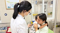 Cấp cứu kịp thời hai bệnh nhi ngộ độc khí thải trong ô tô