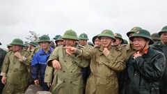 Phó Thủ tướng Trần Hồng Hà kiểm tra sự cố sạt, sập đê biển ở Ninh Bình