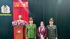 Ninh Bình: Du khách nước ngoài vỡ oà khi nhận lại tài sản đánh rơi