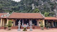 Độc đáo ngôi chùa ở Ninh Bình cứ đến lễ là “thoát ế”