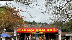 Người dân nô nức đổ về đền Trần ngày Khai ấn