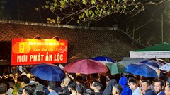 Hàng nghìn người dân đội mưa xuyên đêm chờ phát ấn đền Trần