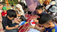 Trẻ em Ninh Bình hào hứng nặn bánh, làm đèn ông sao dịp Trung thu