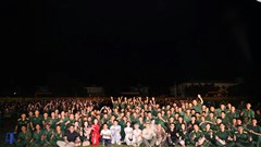 Nghệ sĩ điện ảnh giao lưu với chiến sĩ, học sinh tại TP. Điện Biên Phủ