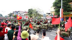 Đường phố Điện Biên Phủ tưng bừng trong ngày hội lớn