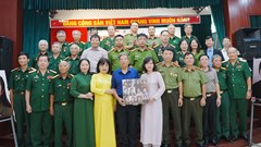 Trao tặng di ảnh màu 10 cô gái Lam Hạ