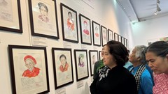  Nữ họa sĩ 76 tuổi đi dọc đất nước vẽ Mẹ Việt Nam anh hùng