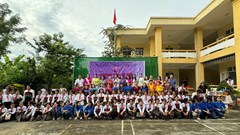 “Nếp áo thanh xuân” đến với giáo viên và nữ sinh vùng cao