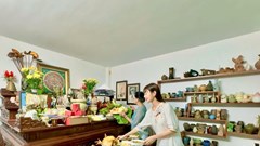 MC Hải Anh đảm đang chuẩn bị mâm cỗ cúng Rằm tháng 7 