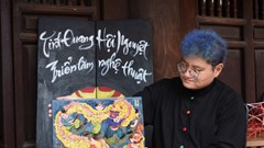 Bạn trẻ thích thú trải nghiệm tại triển lãm “Tinh Quang Hội Nguyệt”