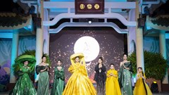 NTK Thạch Linh vẽ non nước trên trang phục