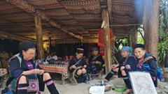 Nghề dệt vải lanh, nhuộm chàm của người Mông Sa Pa