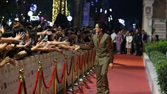 Khán giả reo hò, chào đón dàn sao trên Thảm đỏ Bế mạc HANIFF VII