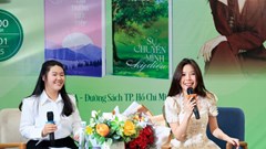 Nhà văn Tuệ Nghi được độc giả vây kín khi trở lại sau 5 năm vắng bóng