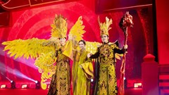 NTK Bùi Thanh Hương tái hiện huyền thoại con Rồng cháu Tiên trên tà áo dài