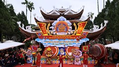 Hàng vạn du khách đổ về Chùa Hương trong ngày khai hội