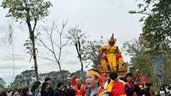 Vui nghiêng ngả xem hội “rước vua giả” ở Đền Sái