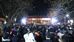 Hàng ngàn du khách đổ về Thành Nam dự đêm khai ấn 