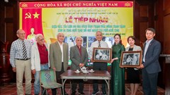 Khu Di tích Phủ Chủ tịch tiếp nhận hiện vật và tư liệu về Bác Hồ của gia đình kiều bào