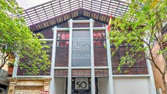 Phố cổ Hà Nội rộn rã dịp kỷ niệm 50 năm Ngày Giải phóng miền Nam