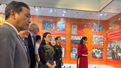 Khai mạc trưng bày “Đất nước trọn niềm vui”