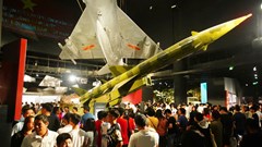 Bảo tàng Lịch sử quân sự Việt Nam đông nghìn nghịt dịp nghỉ lễ 