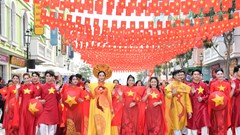 Hoa hậu Nông Thúy Hằng trình diễn BST “Hình chữ S” 