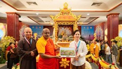 Tặng 10 ngàn bản in tranh “Liên hoa tịnh cảnh” và trưng bày bên Xá lợi đức Phật