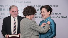 TS Ngô Phương Lan được trao tặng Huân chương Văn học Nghệ thuật bậc Sĩ quan của Pháp
