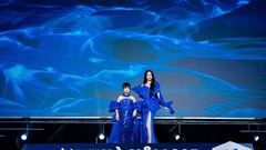 NTK Châu Loan gây ấn tượng với  BST “Đại dương xanh” và “Nhật Bình”