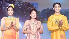 Ngắm áo dài di sản “12 mùa hoa Hà Nội” của NTK Hoàng Ly 