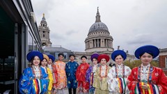 Lan tỏa Việt phục tại London