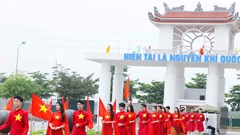 Hoa hậu Nông Thúy Hằng trình diễn BST “Hình chữ S” 