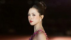 Hoa hậu Tiểu Vy làm vedette, gặp “sự cố” nhưng vẫn hoá nàng thơ bên sông Hàn