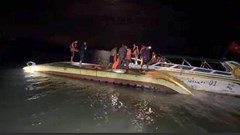 Bè chở 17 người bị lật khi gặp giông lốc, 2 người tử vong ở Quảng Ninh