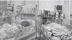 Nghi ngờ vợ ngoại tình, chồng tạt xăng phóng hoả khiến cả gia đình bị bỏng nặng