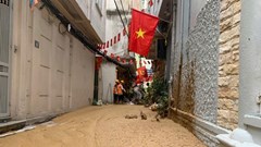 Bùn lỏng lại trào lên phố Giang Văn Minh, Hà Nội