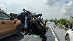 Hiện trường vụ 4 xe va chạm liên hoàn trên cao tốc: Xe bị biến dạng, xe lao khỏi lan can lật nghiêng