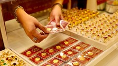 Từ ngày 10.10.2025 mua từ 2 chỉ vàng bắt buộc phải chuyển khoản  