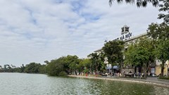 Tranh cãi quanh clip người phụ nữ tử vong ở hồ Hoàn Kiếm: Vô cảm hay hiểu lầm?