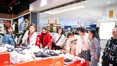 Trung tâm thương mại sôi động dịp Black Friday 2025