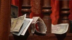 Đốt vàng mã, rải tiền lẻ ở nơi thờ tự: Khi tín ngưỡng bị “lệch chuẩn”