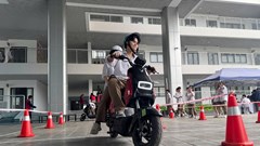 Học sinh Hà Nội thích thú lái thử xe máy điện VinFast, góp phần lan tỏa lối sống xanh