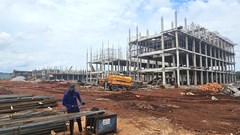 “Chia lửa” trên công trường xây dựng trường nội trú vùng biên