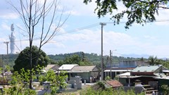 Những căn nhà sống xen kẽ hàng chục nghìn ngôi mộ