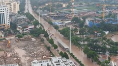 Thành phố đang chống ngập hay chạy theo nước?