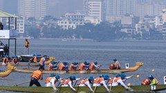 48 đội thuyền rồng thi đấu sôi nổi tại Giải bơi chải thuyền rồng Hà Nội mở rộng 2024