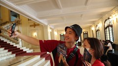 Những tấm vé đầu tiên được trao đến tay khán giả 